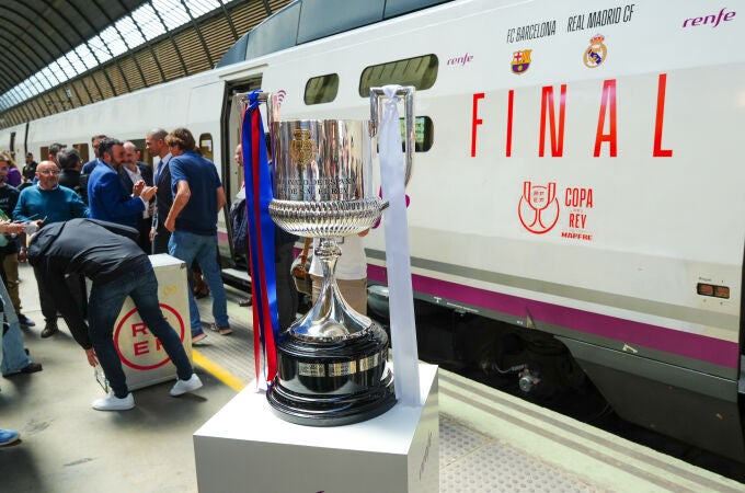 La Copa del Rey llega a Sevilla en un AVE conmemorativo rumbo a la final en La Cartuja
