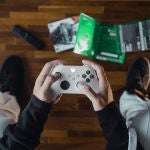 El mando inalámbrico Xbox funciona con dos pilas AA