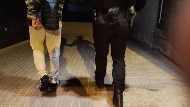 MURCIA.-Sucesos.- Detenido un hombre con orden de detención al levantar sospechas por cambiar de acera cuando vio a los agentes