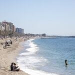 Bañistas tomando el sol en la Playa del Zapillo de Almería