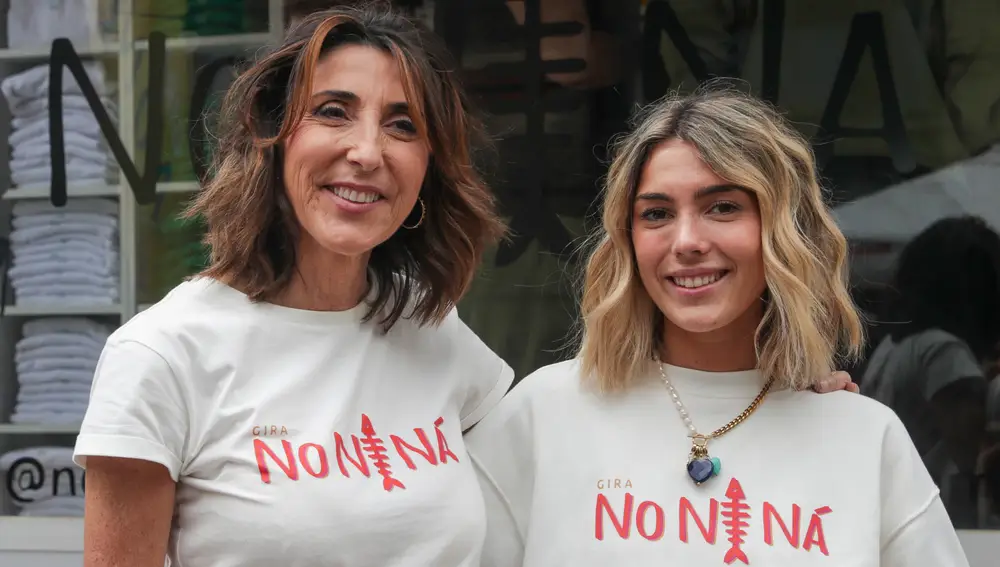 Paz Padilla y Anna Ferrer con la imagen de la raspa de pescado de la polémica