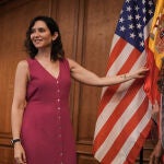 Ayuso elogia la universidad pública madrileña en Miami entre tensiones por la ley Lesuc
